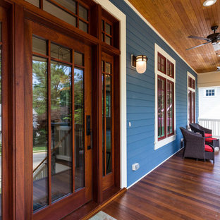 Foto di un portico american style di medie dimensioni e davanti casa con un tetto a sbalzo e pedane