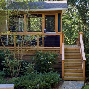 Esempio di un grande portico rustico dietro casa con un portico chiuso e parapetto in metallo