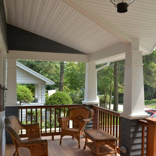 Immagine di un portico american style di medie dimensioni e davanti casa con pedane, un tetto a sbalzo e con illuminazione