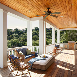 Idee per un ampio portico costiero dietro casa con un tetto a sbalzo e pedane