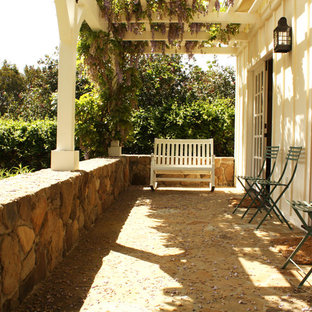 Foto di un portico country con una pergola