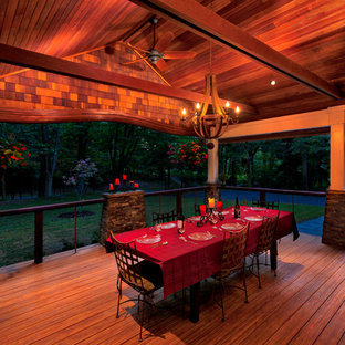 Ispirazione per un patio o portico american style davanti casa e di medie dimensioni con pedane e un tetto a sbalzo