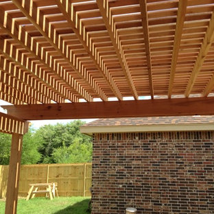 Ispirazione per un grande portico tradizionale dietro casa con una pergola