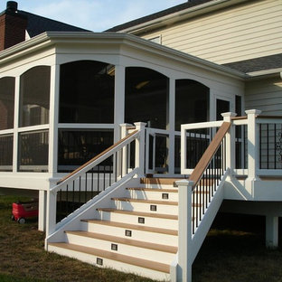 Immagine di un portico american style di medie dimensioni e dietro casa con un portico chiuso, pedane e un tetto a sbalzo