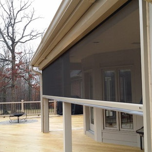 Esempio di un grande portico american style dietro casa con un tetto a sbalzo, un portico chiuso e pedane