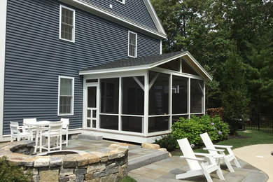 Diseño de terraza moderna pequeña en patio trasero y anexo de casas con brasero y adoquines de piedra natural