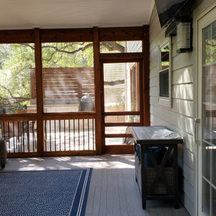 Idee per un grande portico boho chic dietro casa con lastre di cemento e un tetto a sbalzo