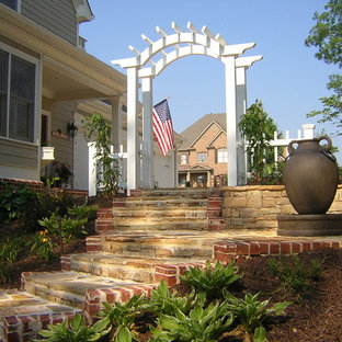 Foto di un portico stile americano di medie dimensioni e davanti casa con pavimentazioni in pietra naturale