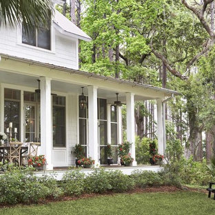 Immagine di un grande portico classico dietro casa con un giardino in vaso e un tetto a sbalzo