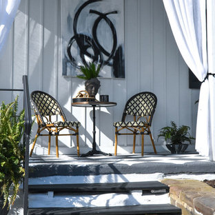 Esempio di un patio o portico eclettico di medie dimensioni e nel cortile laterale con un giardino in vaso, lastre di cemento e un tetto a sbalzo
