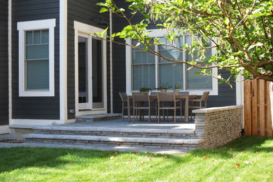 На фото: маленькая веранда на заднем дворе в стиле неоклассика (современная классика) с мощением тротуарной плиткой для на участке и в саду с