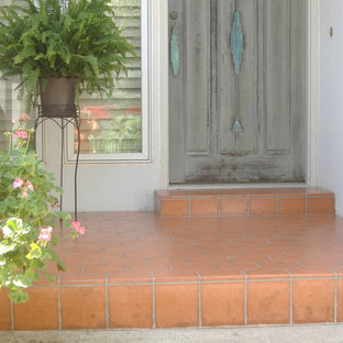 Immagine di un piccolo portico stile americano davanti casa con pavimentazioni in cemento