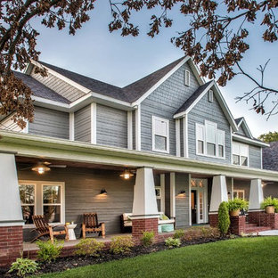 Esempio di un grande portico stile americano davanti casa con lastre di cemento e un tetto a sbalzo