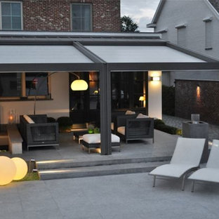 Immagine di un portico american style dietro casa con un parasole