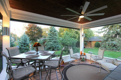 Réalisation d'un porche d'entrée de maison arrière design de taille moyenne avec une moustiquaire, une terrasse en bois et une extension de toiture.