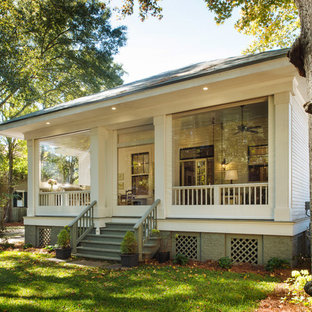 Ispirazione per un portico stile americano dietro casa con un portico chiuso