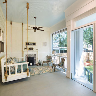 Ispirazione per un portico stile americano dietro casa con un portico chiuso