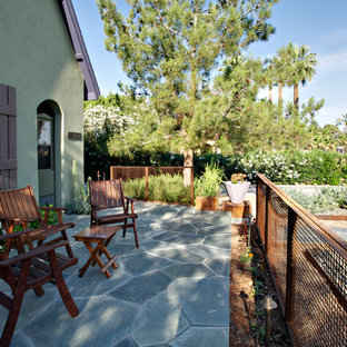 Foto di un patio o portico industriale di medie dimensioni e davanti casa con pavimentazioni in pietra naturale