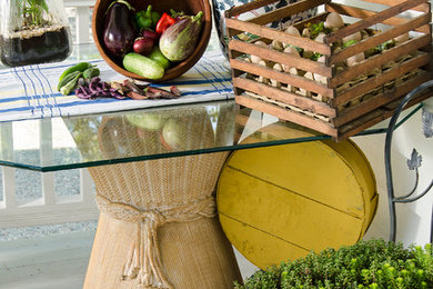 Идея дизайна: маленькая веранда на заднем дворе в классическом стиле с растениями в контейнерах, настилом и навесом для на участке и в саду