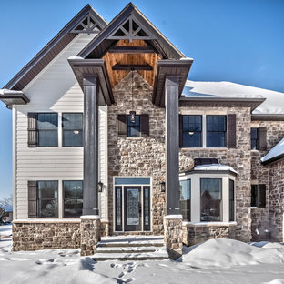 Idee per un grande portico american style davanti casa con lastre di cemento e un tetto a sbalzo