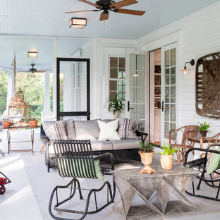 Idee per un portico country con un portico chiuso e un tetto a sbalzo