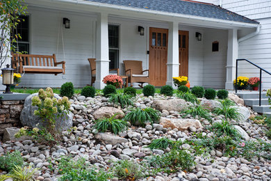 Ejemplo de terraza en anexo de casas con adoquines de piedra natural
