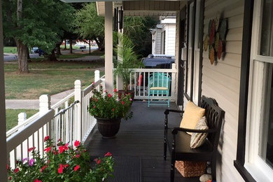 Foto de terraza clásica de tamaño medio en patio delantero