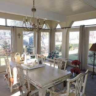 Immagine di un grande portico shabby-chic style dietro casa con un portico chiuso e pavimentazioni in cemento