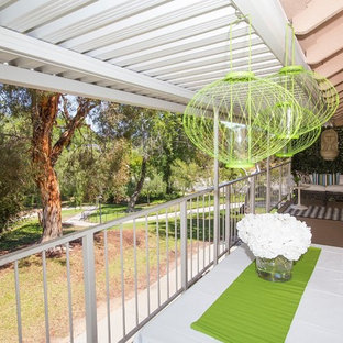 Ispirazione per un patio o portico eclettico nel cortile laterale e di medie dimensioni con un tetto a sbalzo e lastre di cemento