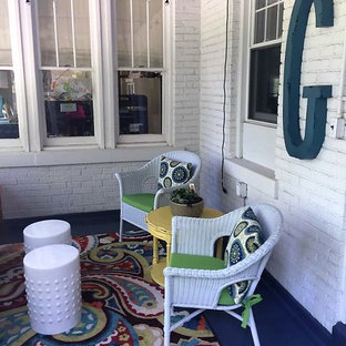 Foto di un piccolo portico stile shabby dietro casa con un portico chiuso, lastre di cemento e un tetto a sbalzo