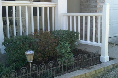 Modelo de terraza clásica de tamaño medio en patio delantero y anexo de casas con losas de hormigón