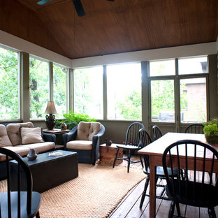 Idee per un grande portico stile americano dietro casa con un portico chiuso, pedane e un tetto a sbalzo