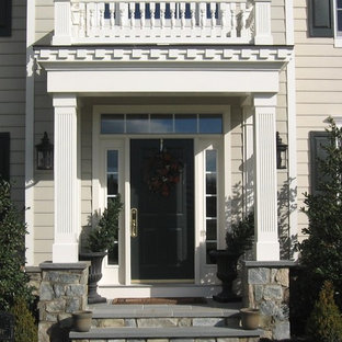 Foto di un piccolo portico stile americano davanti casa con pavimentazioni in pietra naturale e un tetto a sbalzo