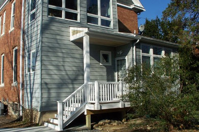 Idéer för att renovera en liten vintage veranda längs med huset, med trädäck och takförlängning