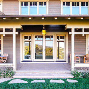 Immagine di un portico stile americano con lastre di cemento