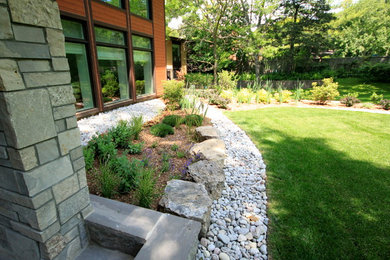 Imagen de terraza minimalista en patio delantero con adoquines de piedra natural
