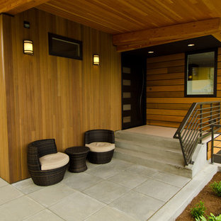 Foto di un portico design con un tetto a sbalzo