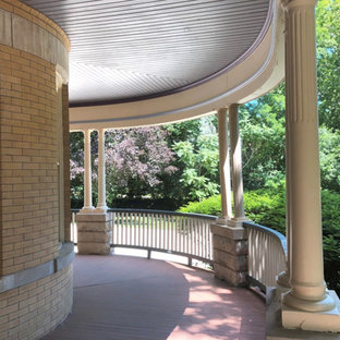 Idee per un ampio portico vittoriano nel cortile laterale con pedane e un tetto a sbalzo