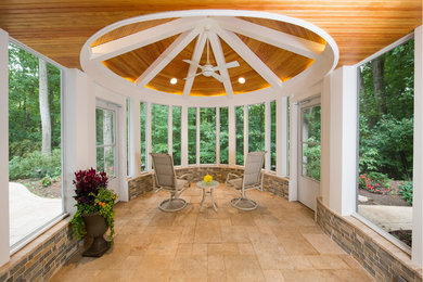 Ejemplo de porche cerrado clásico renovado pequeño en patio trasero y anexo de casas con adoquines de piedra natural