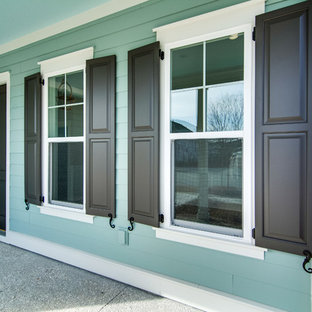 This is an example of a mid-sized transitional concrete front porch design in Atlanta with a roof extension.