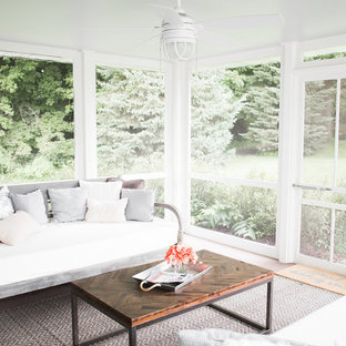 Esempio di un grande portico shabby-chic style dietro casa con un portico chiuso e un tetto a sbalzo