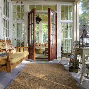 Idee per un portico costiero di medie dimensioni e dietro casa con un portico chiuso e pedane