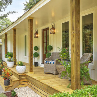 Immagine di un portico country davanti casa con pedane e un tetto a sbalzo