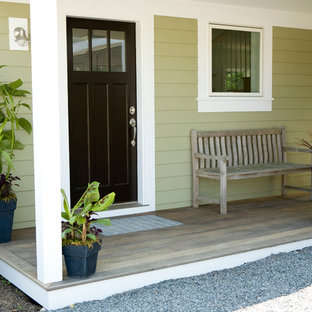 Idee per un piccolo portico country nel cortile laterale con pedane e un tetto a sbalzo