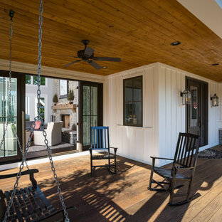 Immagine di un portico country davanti casa con pedane e un tetto a sbalzo