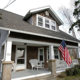 Immagine di un portico stile americano con pedane e un tetto a sbalzo