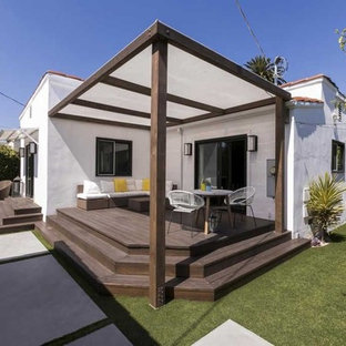 Idee per un portico mediterraneo di medie dimensioni e dietro casa con un parasole