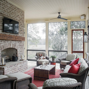 Imagen de porche cerrado de estilo de casa de campo, en anexo de casas, con adoquines de ladrillo