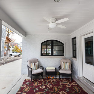 Immagine di un portico boho chic di medie dimensioni e dietro casa con lastre di cemento e un tetto a sbalzo