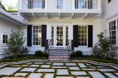 Diseño de terraza clásica grande en patio delantero con jardín de macetas y adoquines de piedra natural